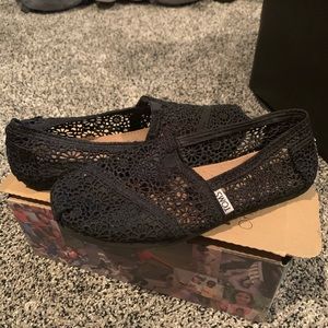 Black classic crochet Toms
